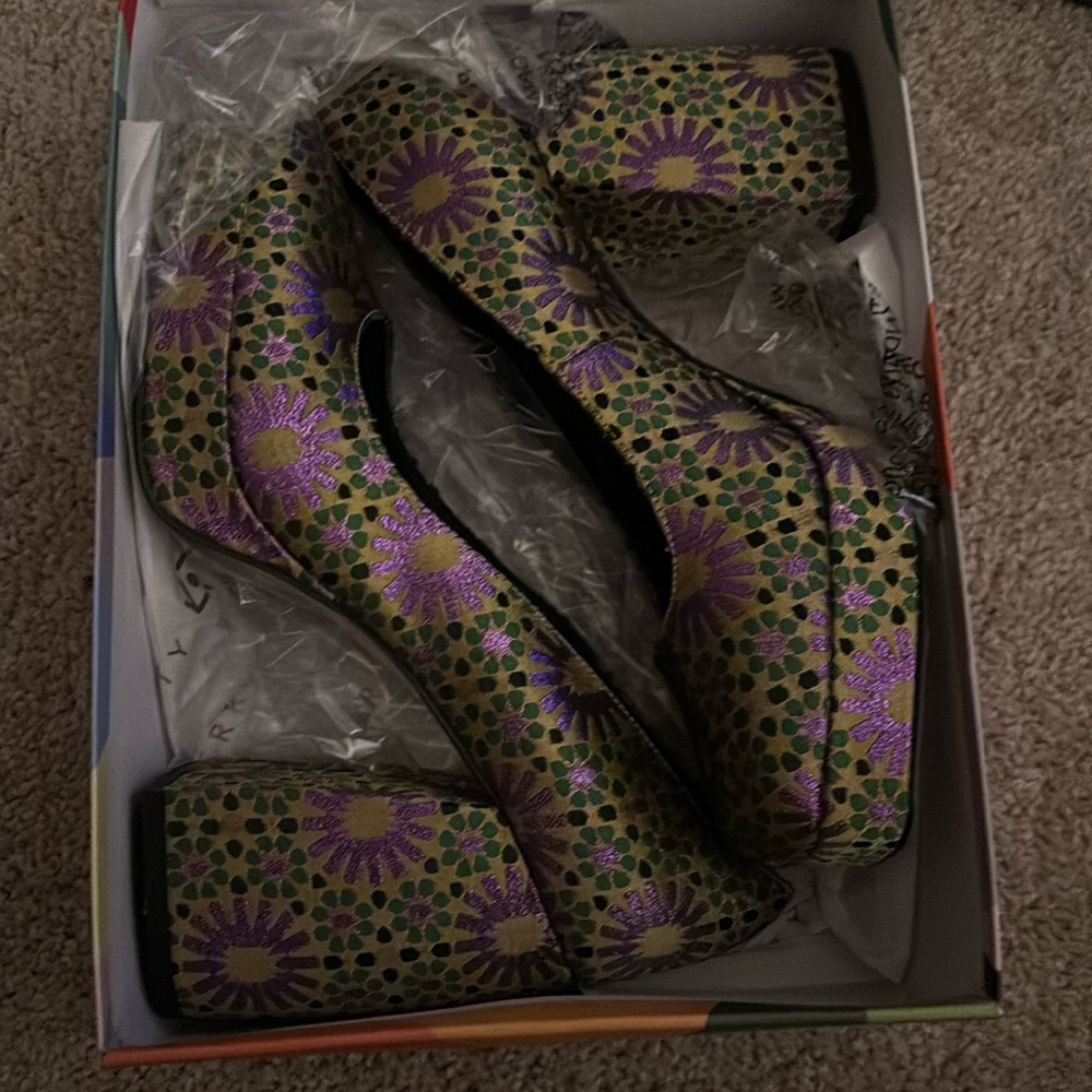 Katy Perry, the uplift pump, violet color, multi